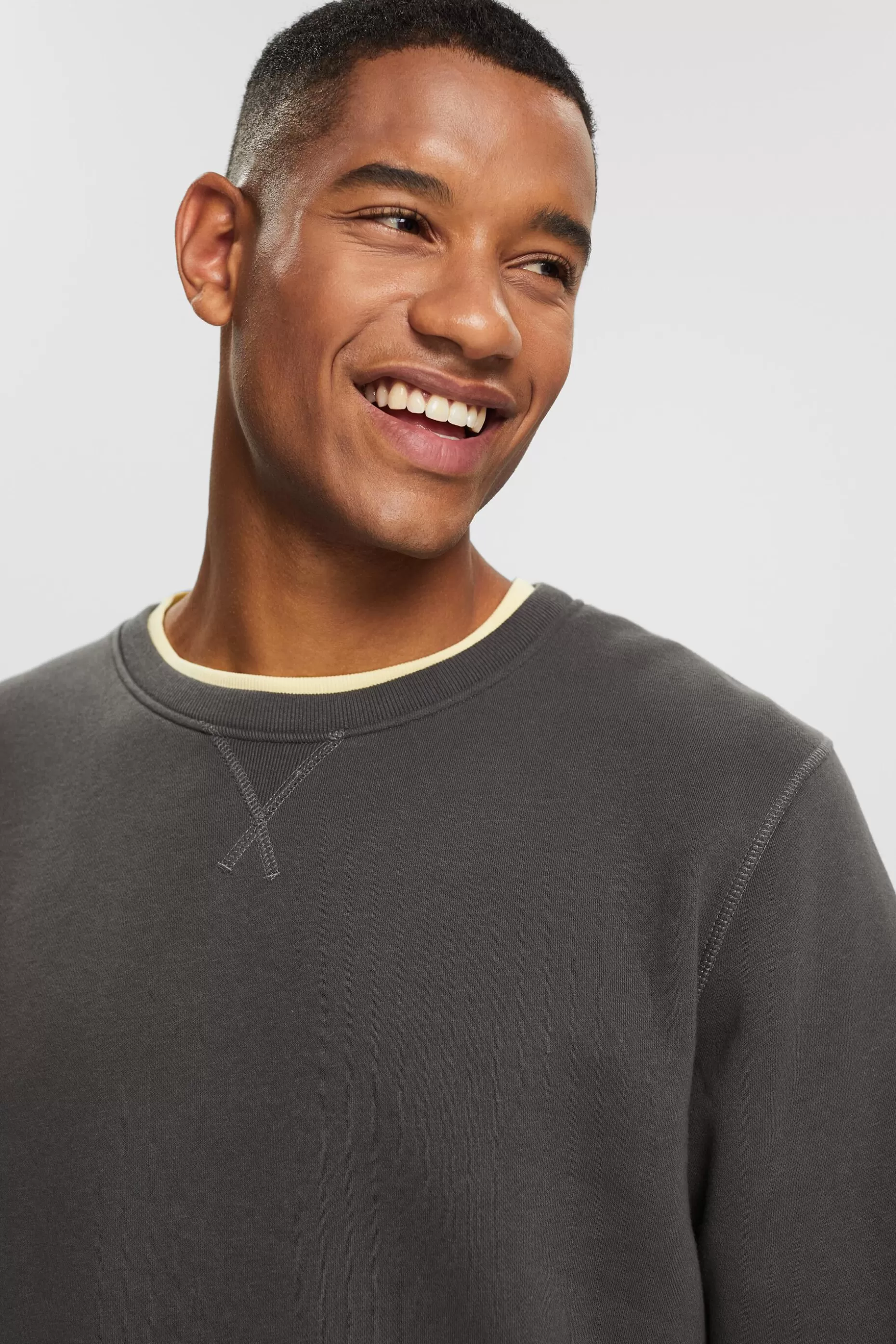 ESPRIT Plain regular fit sweatshirt at our Online Shop *Men Tops