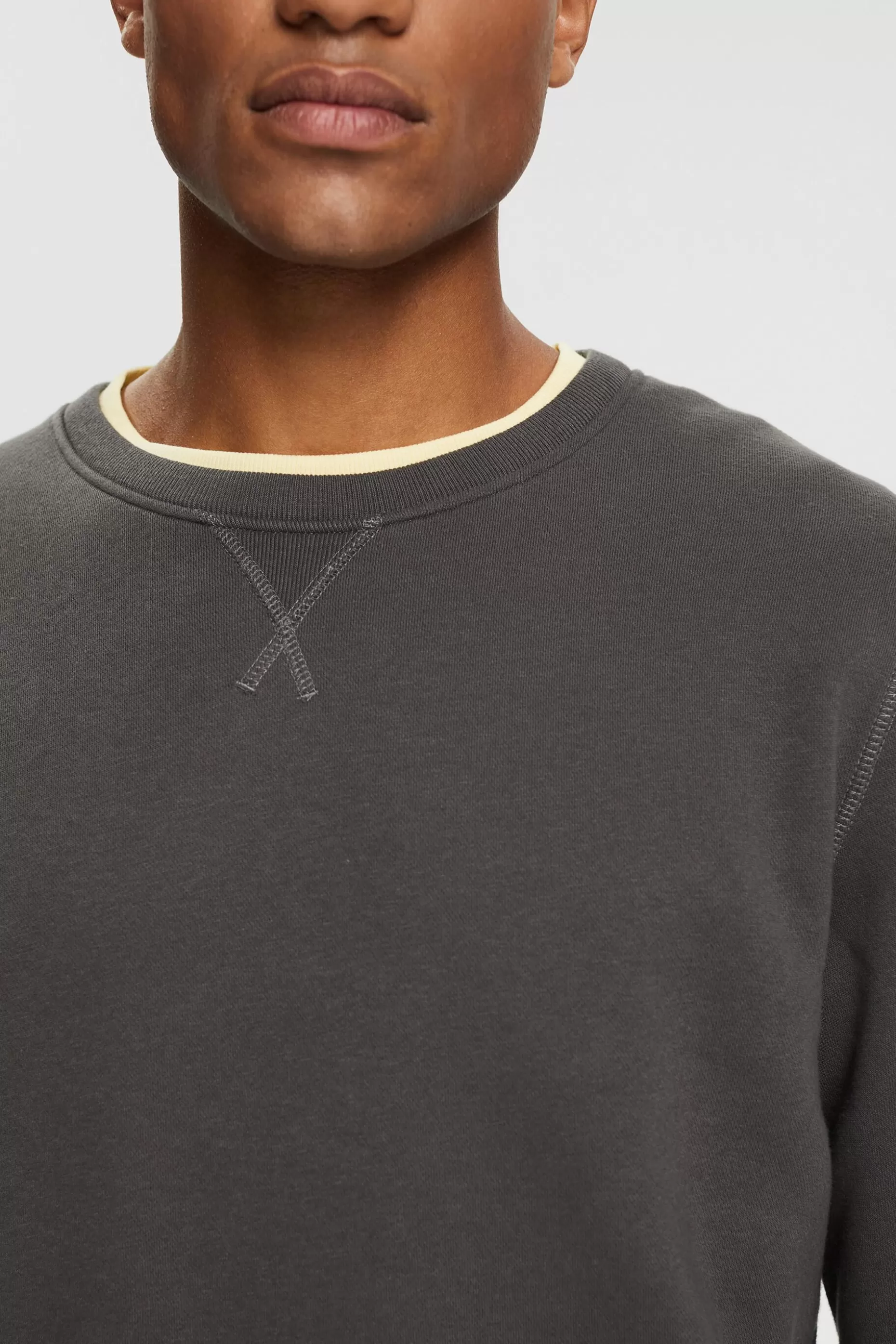 ESPRIT Plain regular fit sweatshirt at our Online Shop *Men Tops