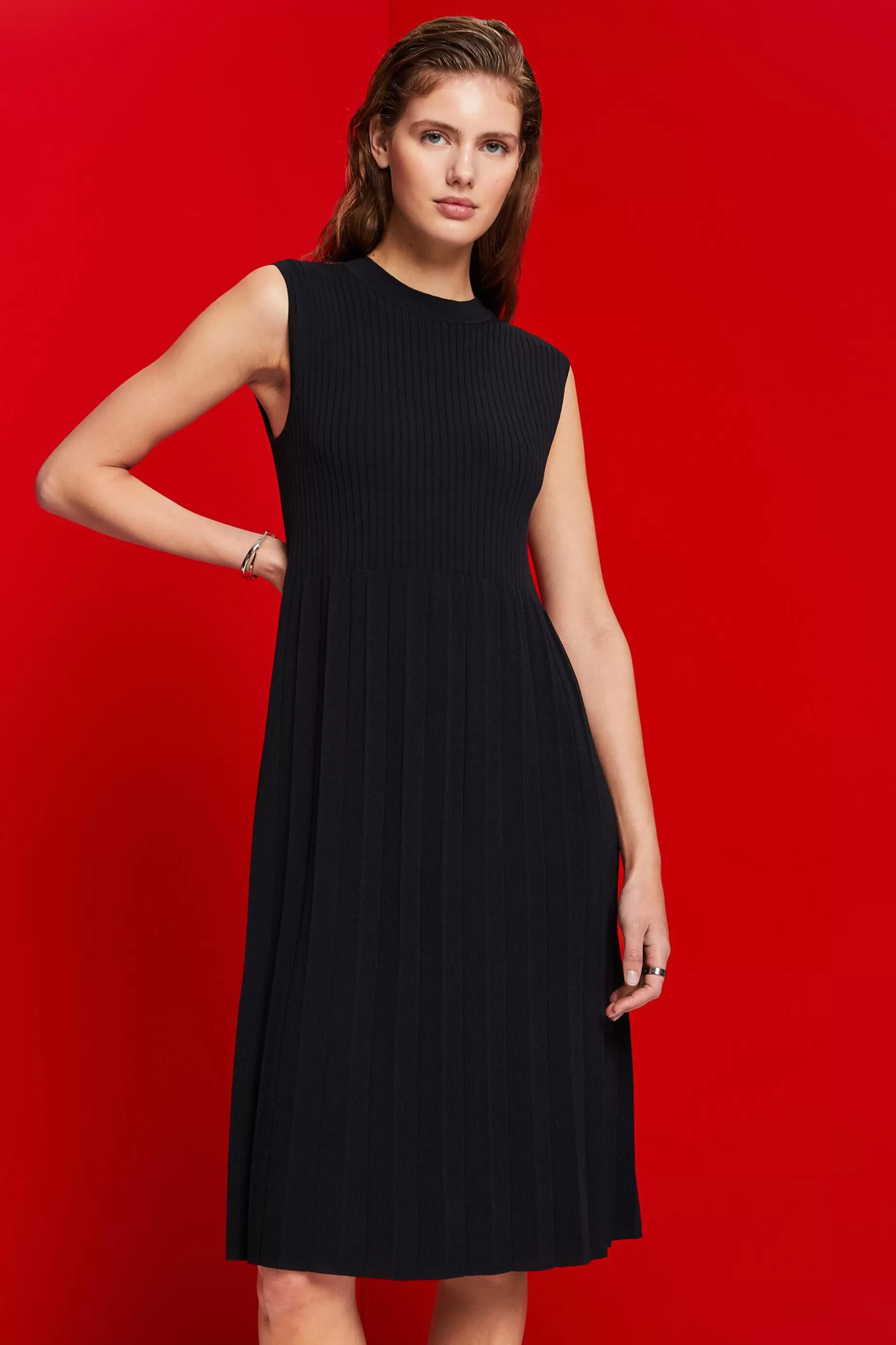 ESPRIT Pleated and sleeveless maxi dress with crewneck at our Online Shop *Women Dresses