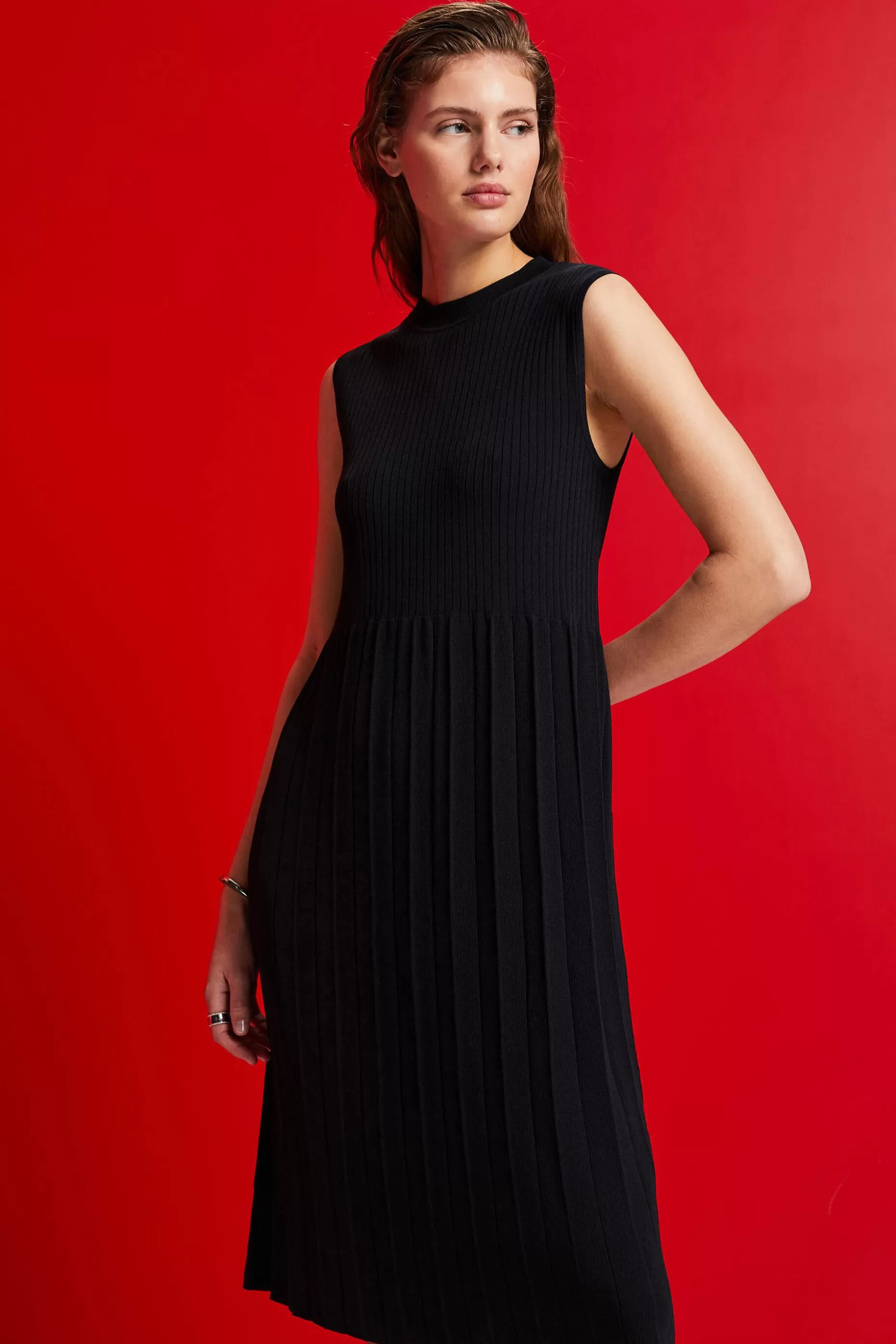 ESPRIT Pleated and sleeveless maxi dress with crewneck at our Online Shop *Women Dresses