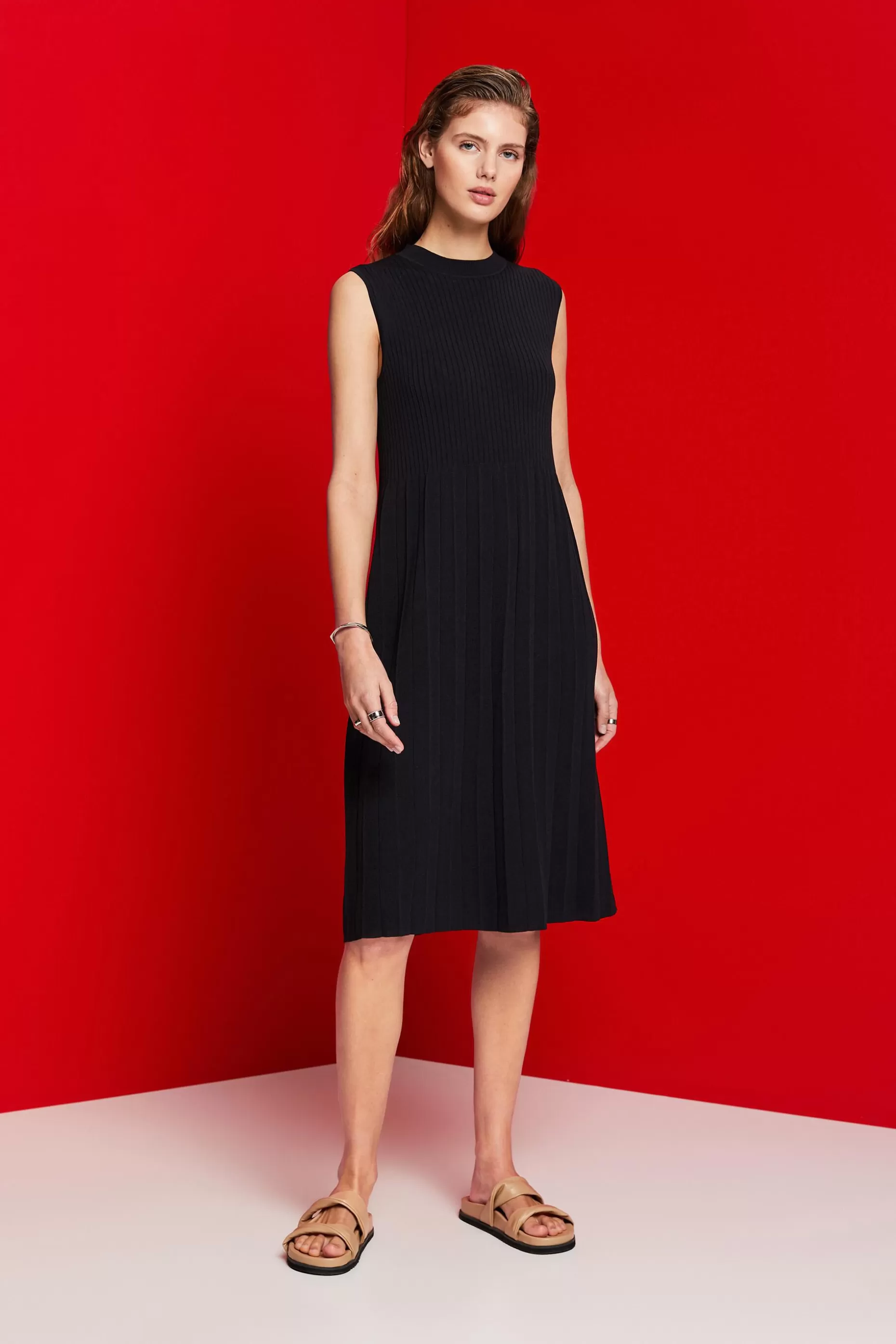 ESPRIT Pleated and sleeveless maxi dress with crewneck at our Online Shop *Women Dresses