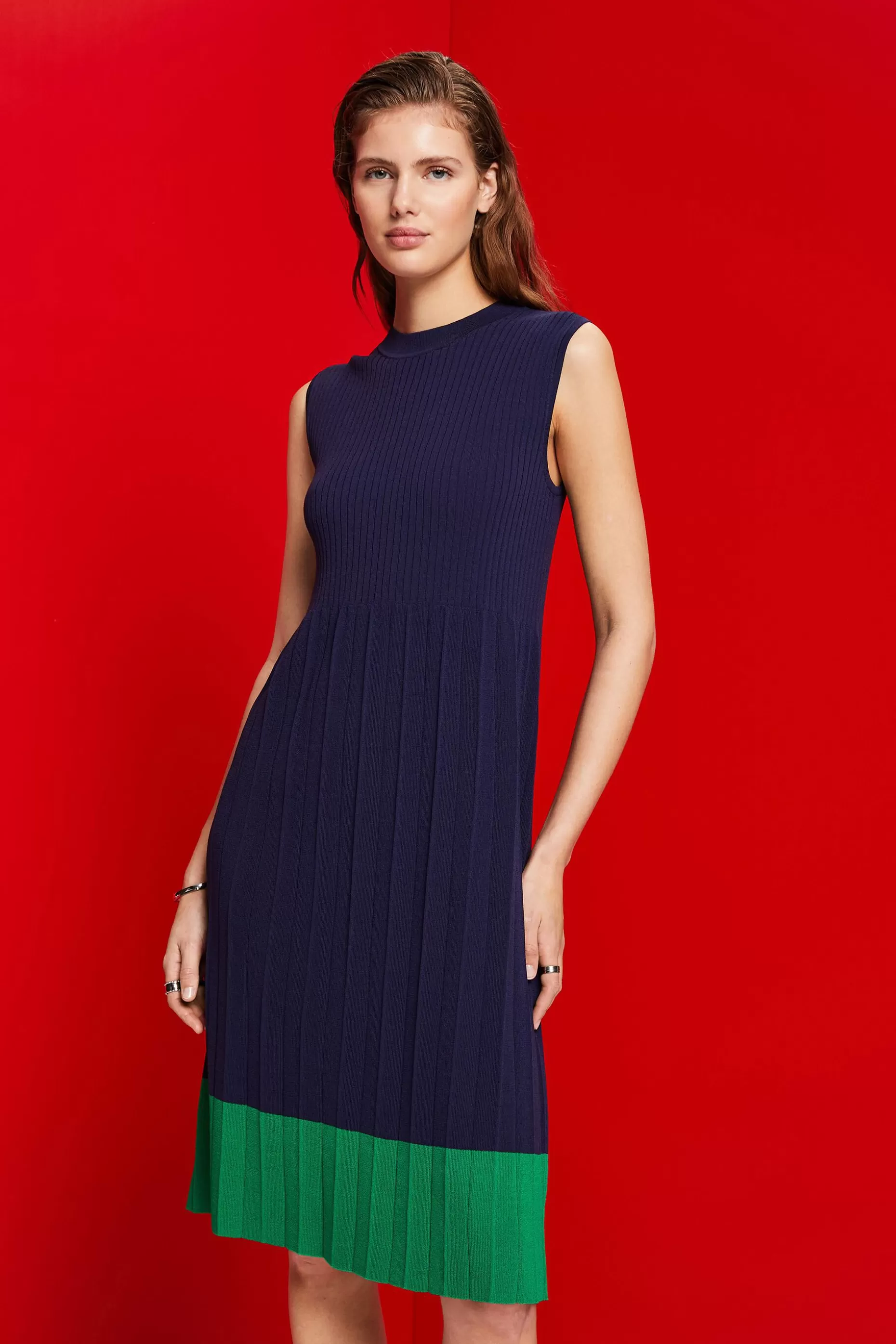 ESPRIT Pleated and sleeveless maxi dress with crewneck at our Online Shop *Women Dresses + Jumpsuits