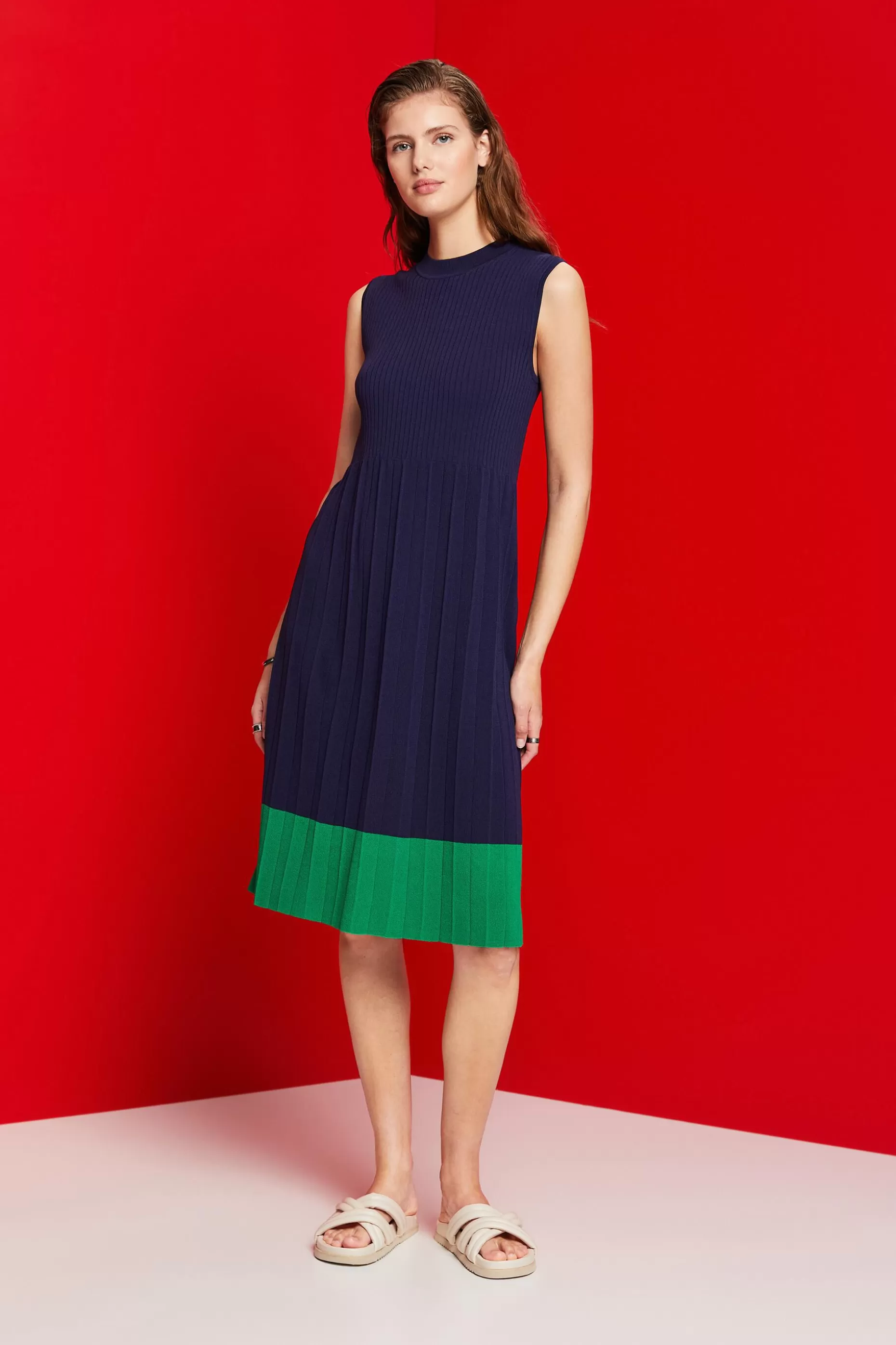 ESPRIT Pleated and sleeveless maxi dress with crewneck at our Online Shop *Women Dresses + Jumpsuits