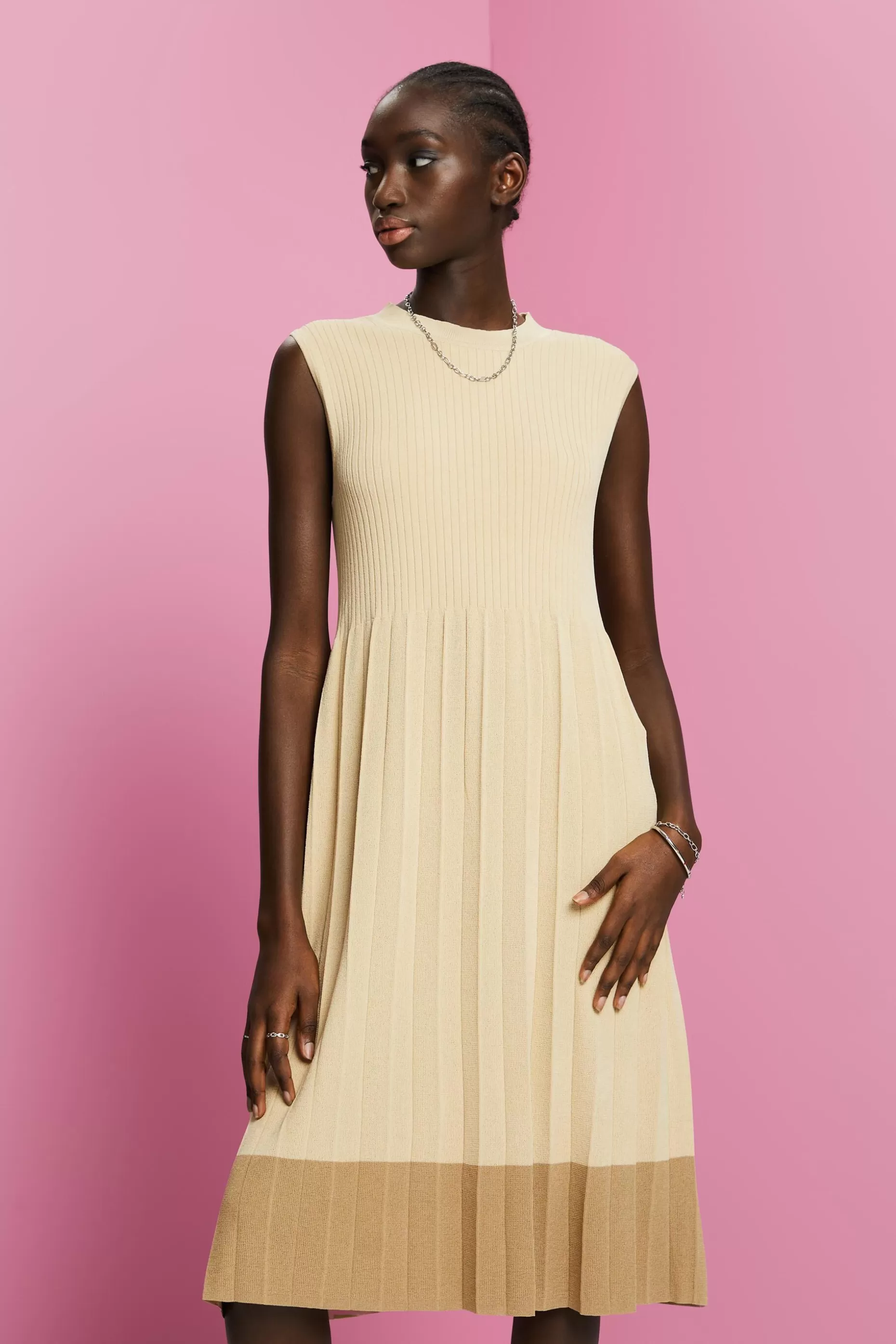 ESPRIT Pleated and sleeveless maxi dress with crewneck at our Online Shop *Women Dresses + Jumpsuits