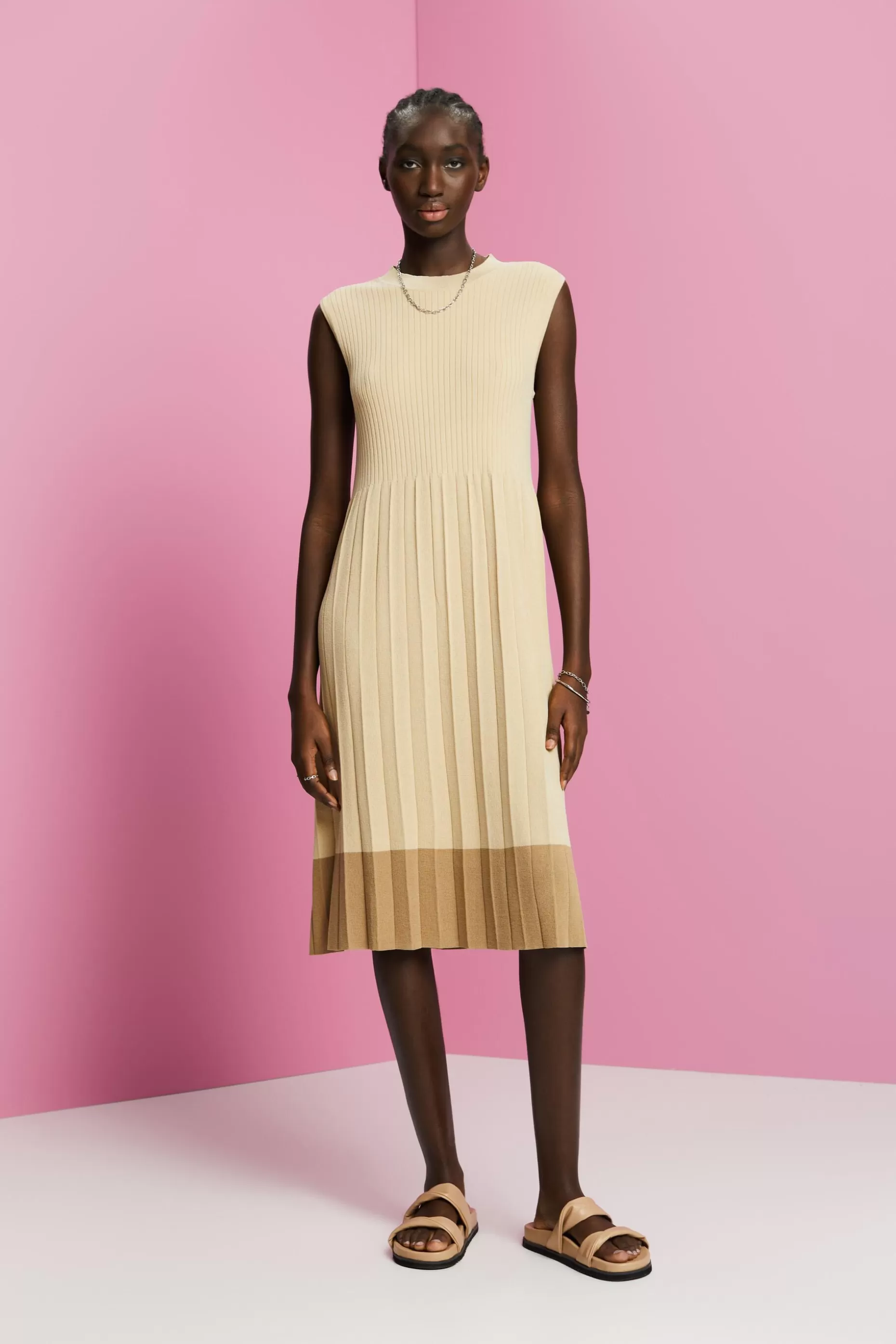 ESPRIT Pleated and sleeveless maxi dress with crewneck at our Online Shop *Women Dresses + Jumpsuits