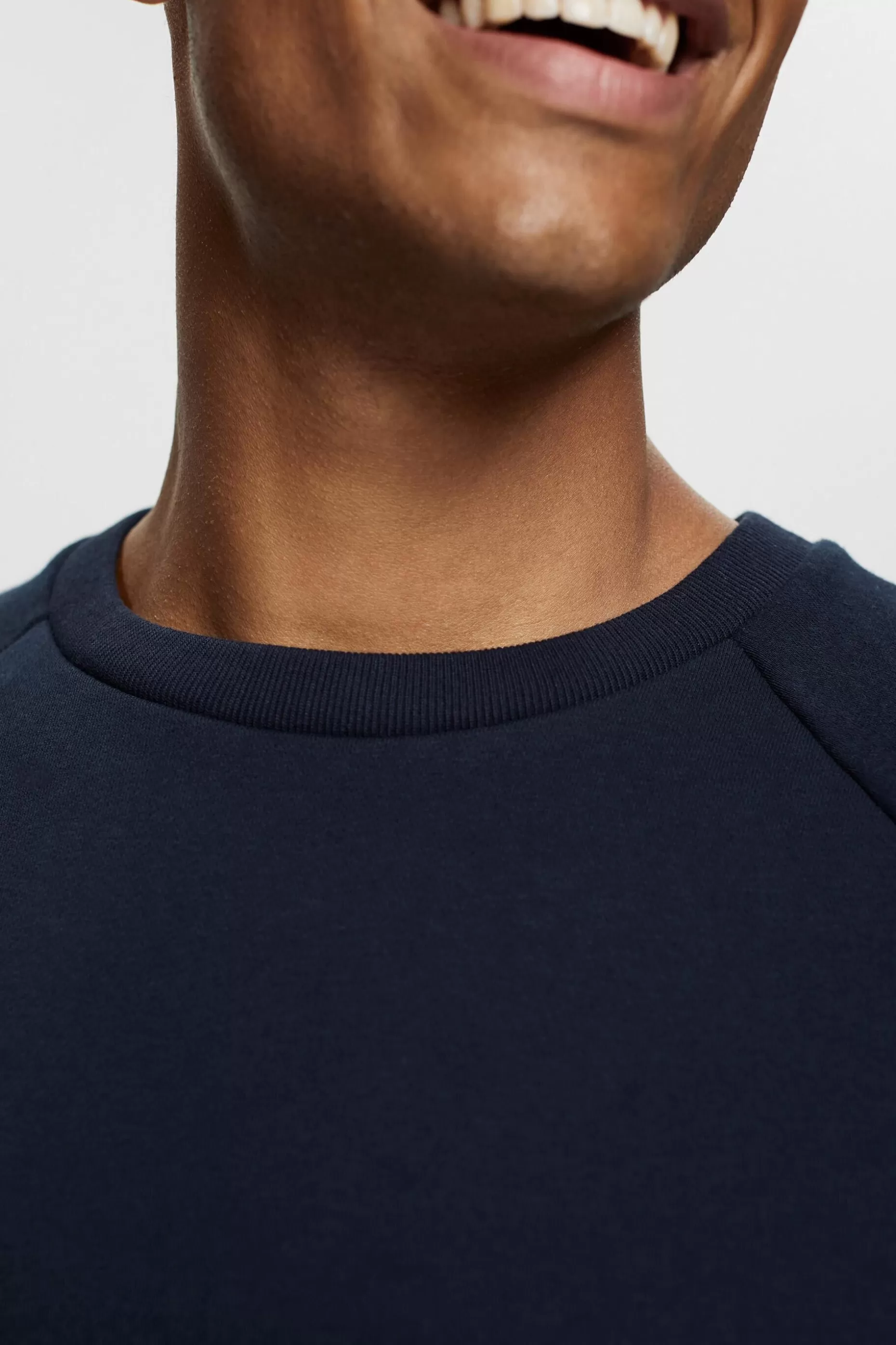 ESPRIT Sweatshirt with a zip pocket at our Online Shop *Men Sweatshirts + Hoodies